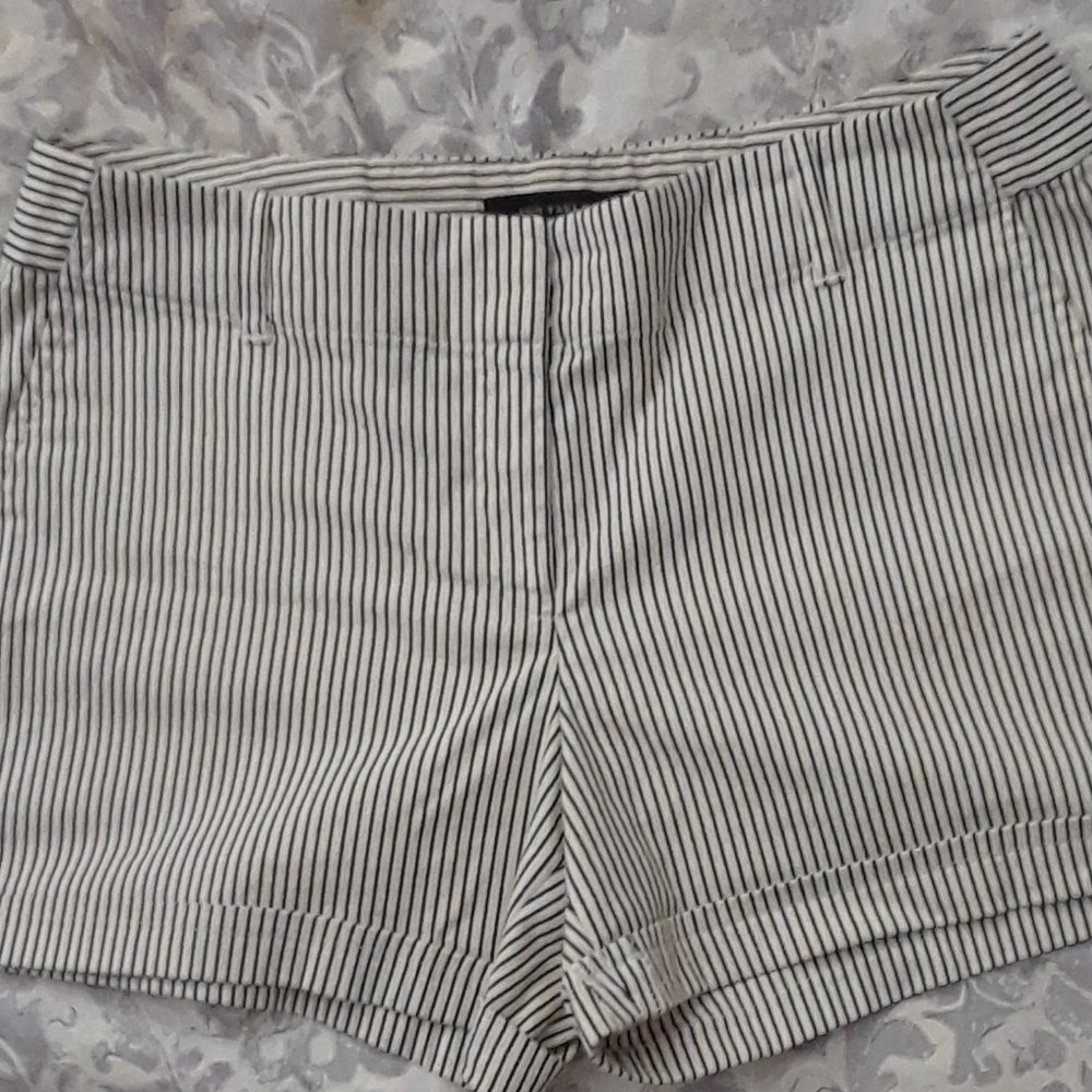 ❤ANN TAYLOR SHORTS! BLUE PINSTRIPE EUC sz. 6